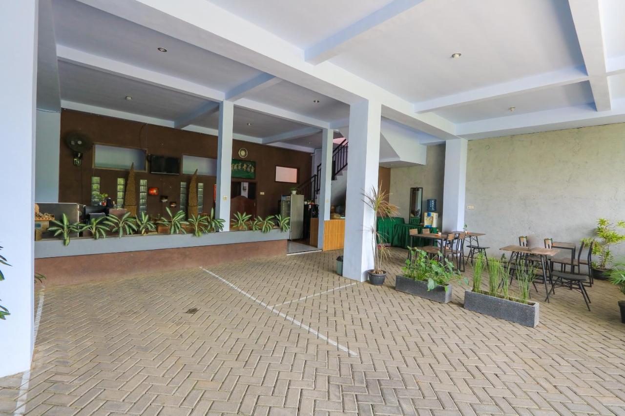 Oyo 2453 Artha Graha Vip Hotel Banyuwangi  Exterior photo