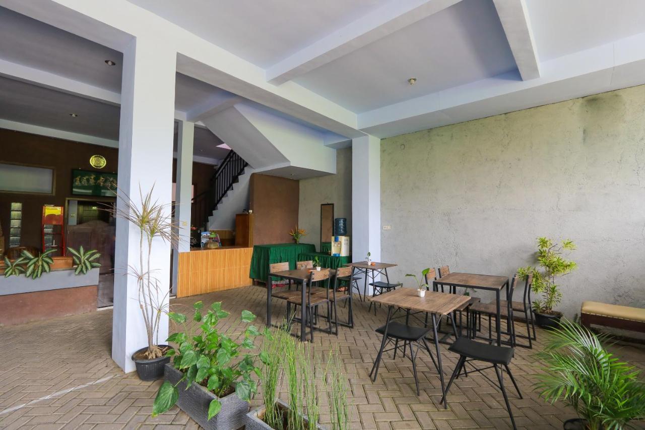 Oyo 2453 Artha Graha Vip Hotel Banyuwangi  Exterior photo