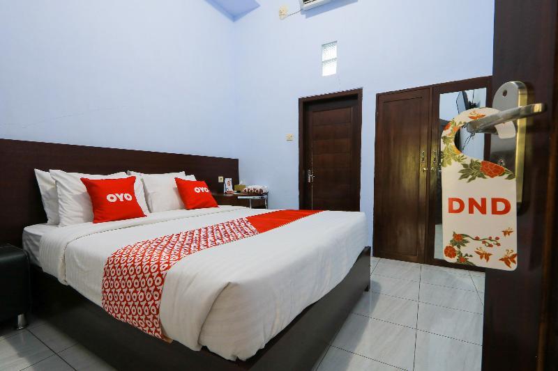 Oyo 2453 Artha Graha Vip Hotel Banyuwangi  Exterior photo