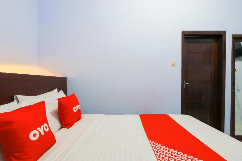 Oyo 2453 Artha Graha Vip Hotel Banyuwangi  Exterior photo